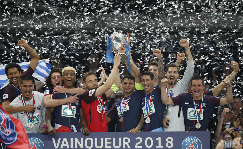 フランス杯を制し、トロフィーを掲げるチアゴ・シウバ（中央）らパリＳＧの選手たち（ＡＰ）