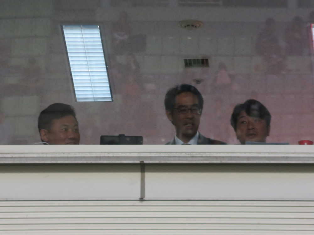 神戸―鳥栖戦を観戦した三木谷会長（左）と三浦スポーツダイレクター（右）