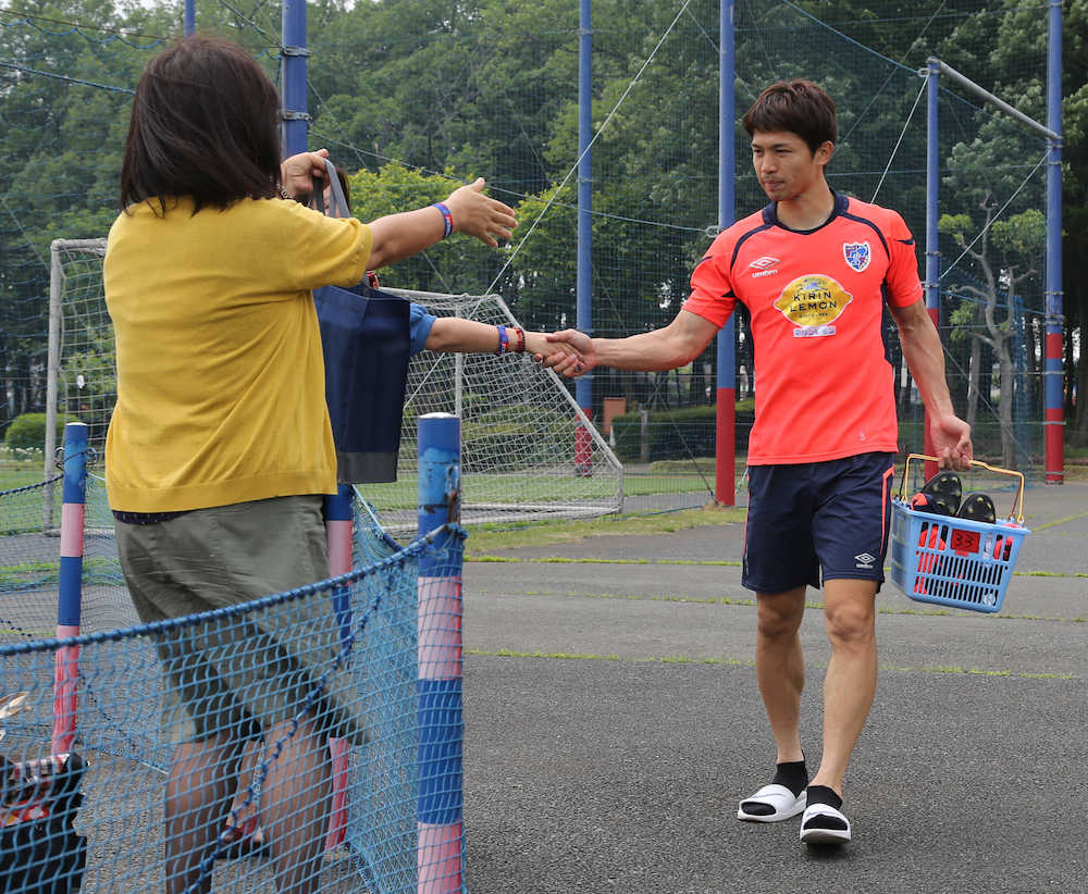＜ＦＣ東京練習＞ファンと握手する森重（右）