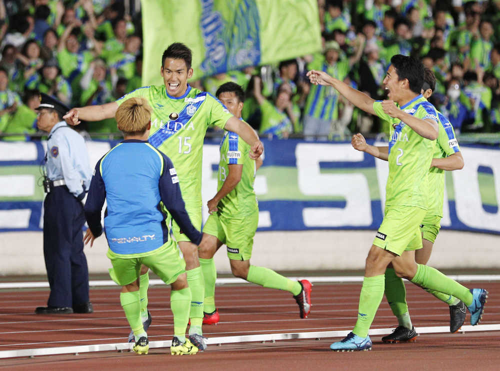 後半、決勝ゴールを決めイレブンに祝福される湘南・野田（左から２人目）