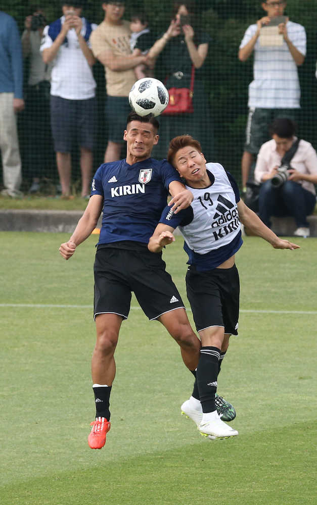 ＜サッカー日本代表練習＞浅野と競り合う槙野（左）（撮影・西海健太郎）　