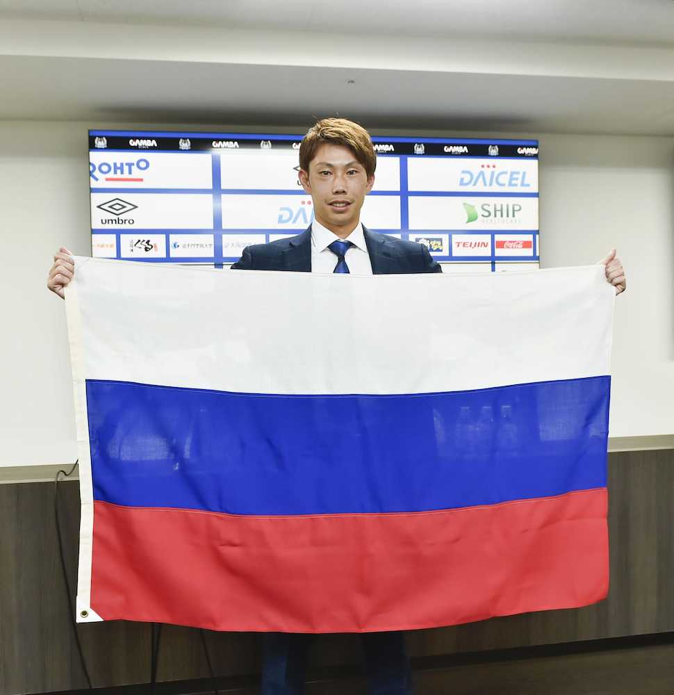 代表に初選出されロシアの国旗を掲げる東口