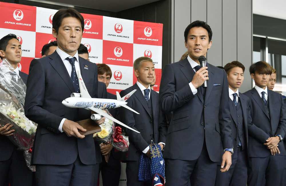 出発セレモニーであいさつするサッカー日本代表の長谷部誠（手前右）