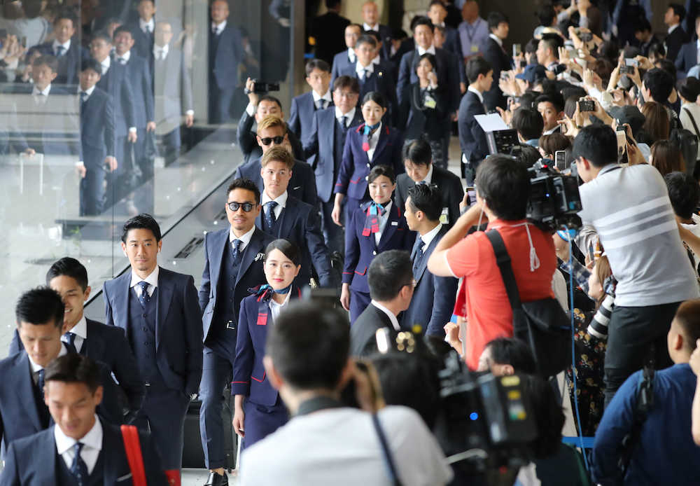 大勢のサポーターが見送る中、成田空港に到着した日本代表（撮影・沢田　明徳）