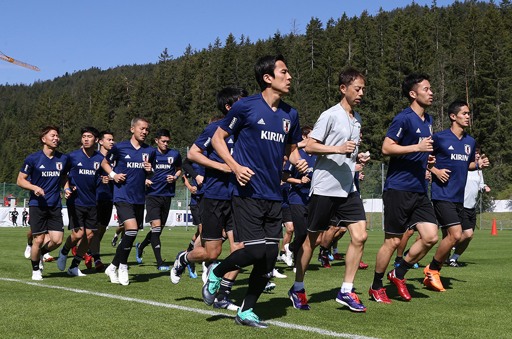 サッカー日本代表練習 青空を背にランニングするイレブン スポニチ Sponichi Annex サッカー