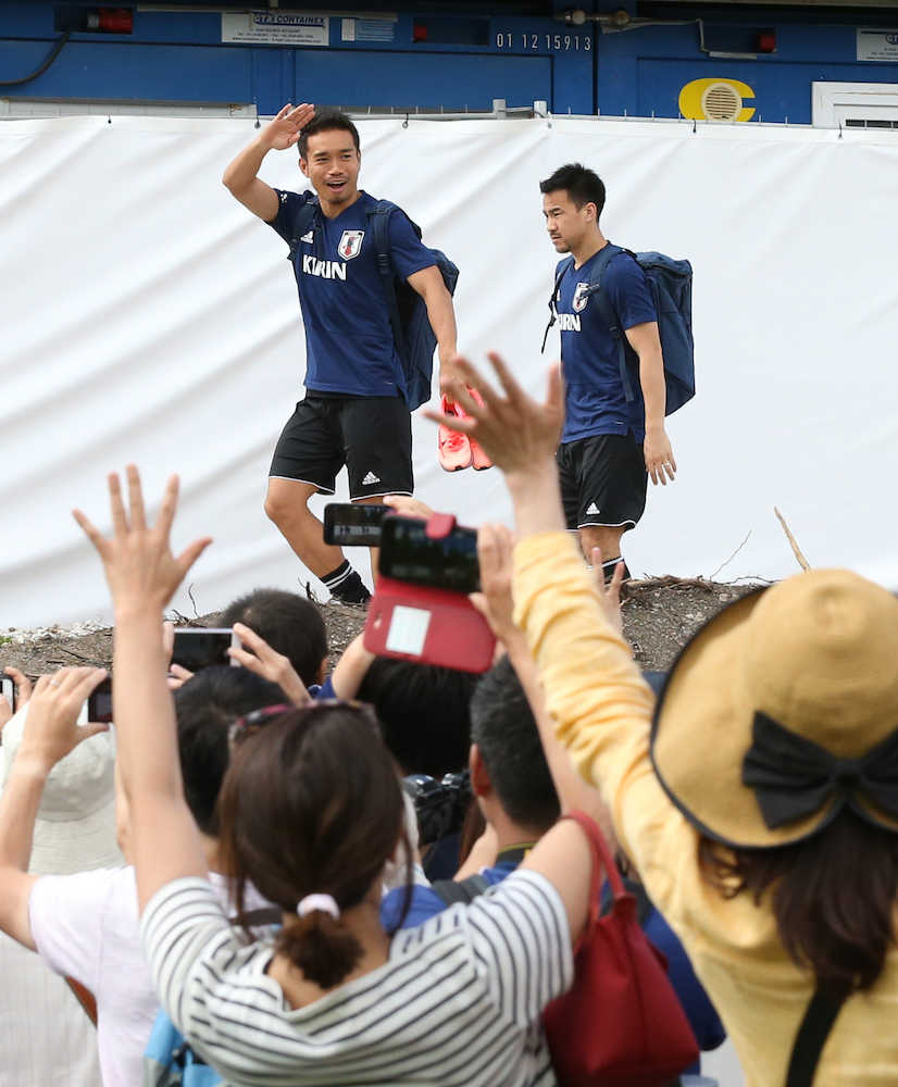 ＜日本代表練習＞サポーターに手を振る長友（左）（撮影・西海健太郎）