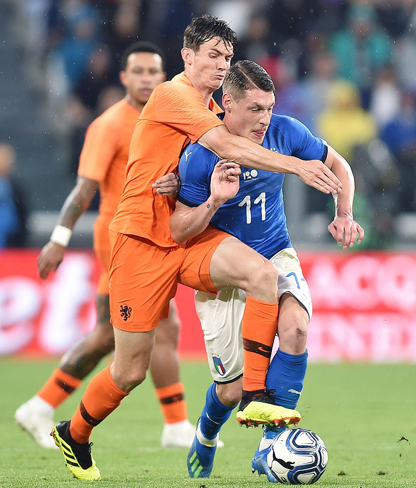 ＜オランダ・イタリア＞親善試合で激しくぶつかり合う両チームの選手