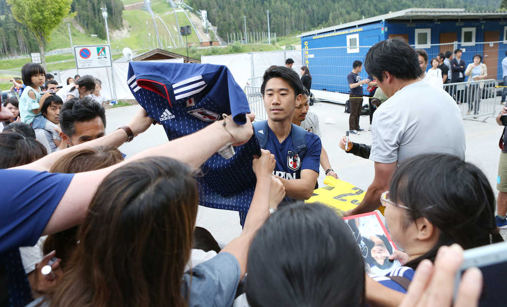練習場を訪れたファンにサインする香川（撮影・西尾　大助）