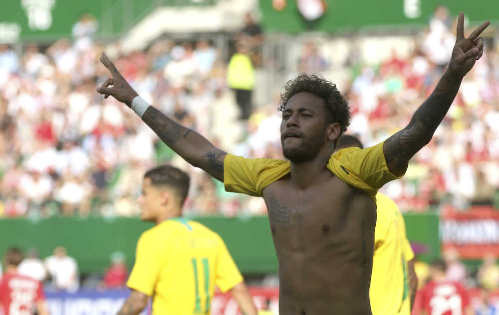 オーストリア戦でゴールを決め、ユニフォームをまくり上げて喜ぶブラジル代表ＦＷネイマール（ＡＰ）