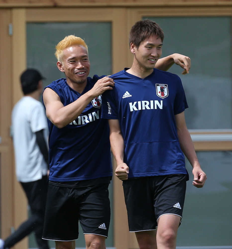 日本代表練習で笑顔の長友（左）と原口（撮影・西海健太郎）