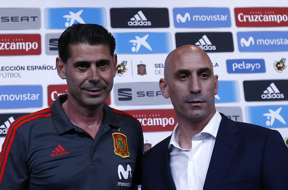 スペイン・サッカー連盟のルイス・ルビアレス会長（右）とジュレン・ロペテギの後任で監督に就任したフェルナンド・イエロ