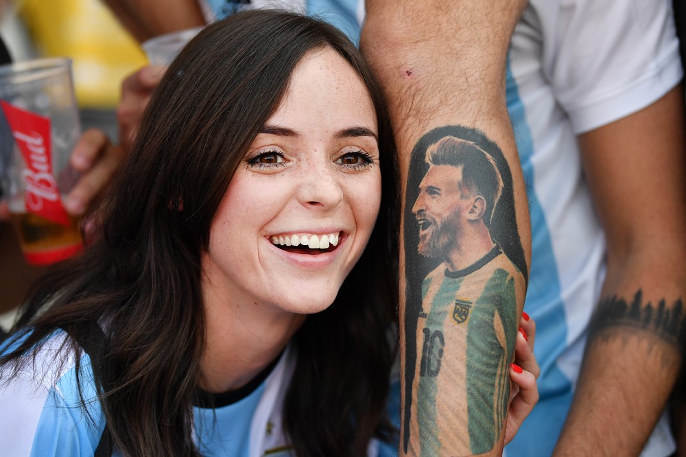 メッシのタトゥーに顔を寄せ 笑顔のアルゼンチンサポーター ゲッティ スポニチ Sponichi Annex サッカー
