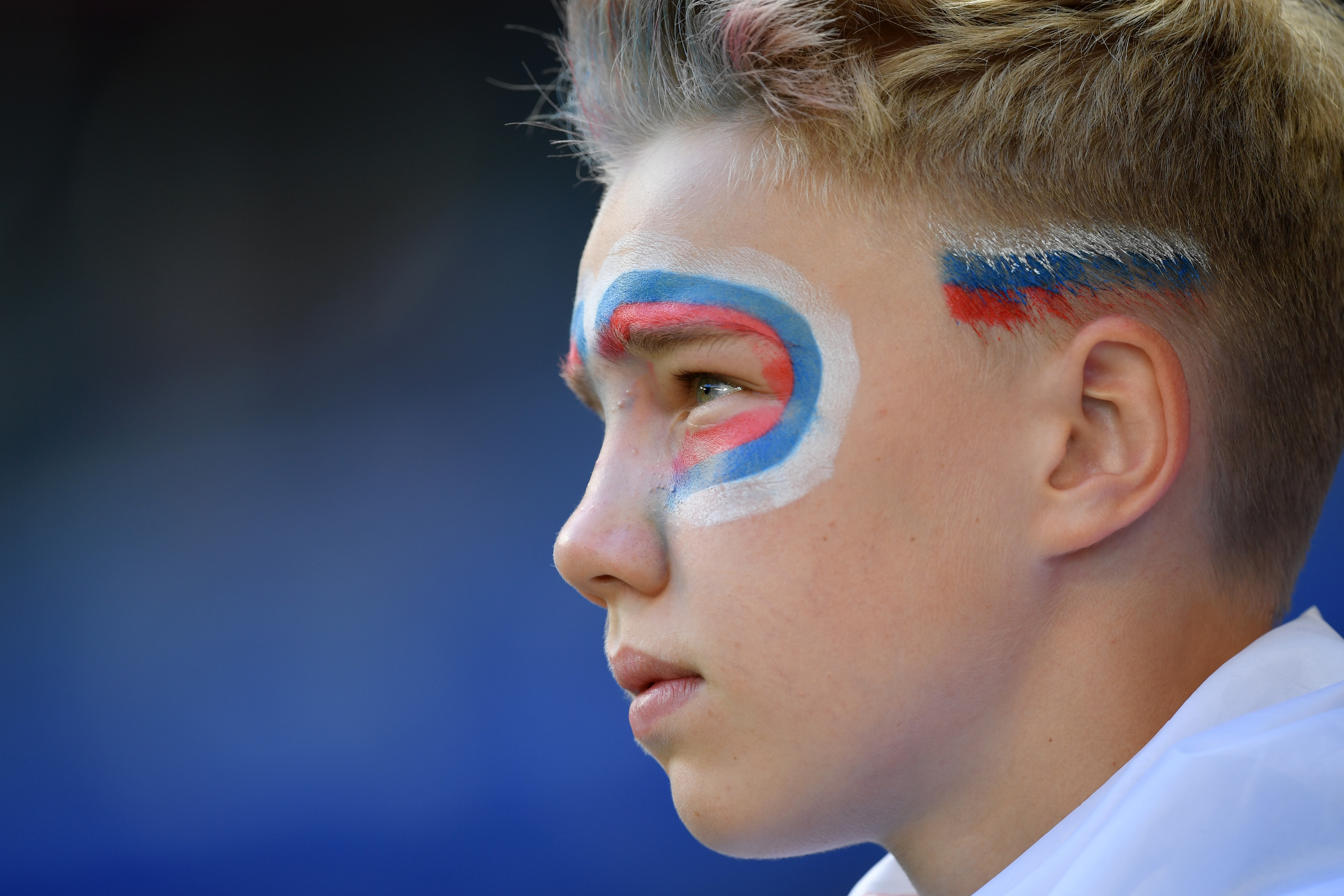 顔と前髪に国旗色をあしらい コスタリカ セルビア戦を見つめる少年 ゲッティ スポニチ Sponichi Annex サッカー