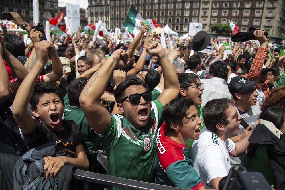 勝利に沸くメキシコ国民（ＡＰ）