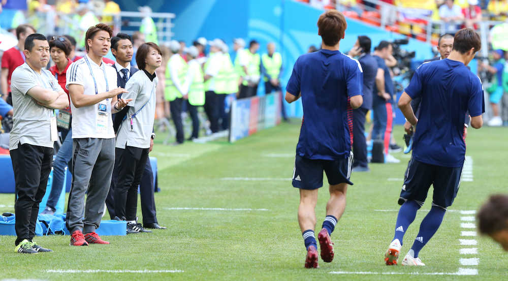 ＜コロンビア・日本＞試合前、練習を見つめる浅野（左から２人目）（撮影・西尾　大助）