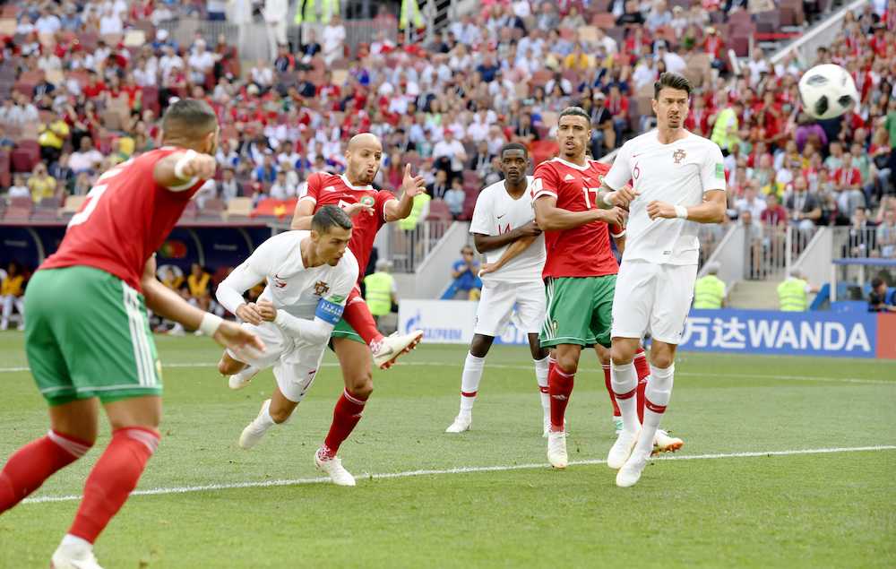 ポルトガル モロッコ 前半４分にヘディングで先制ゴールを決めるｃ ロナウド 左から２人目 スポニチ Sponichi Annex サッカー