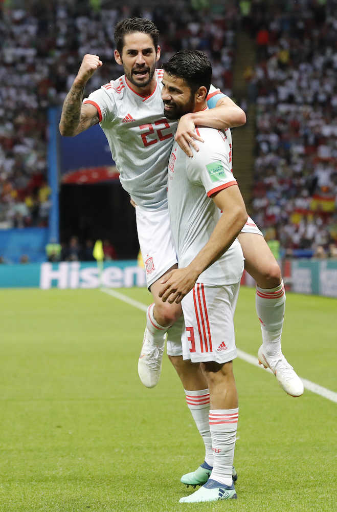 イラン戦で先制ゴールが決まり喜ぶスペイン代表のイスコ（左）とディエゴコスタ（ＡＰ）