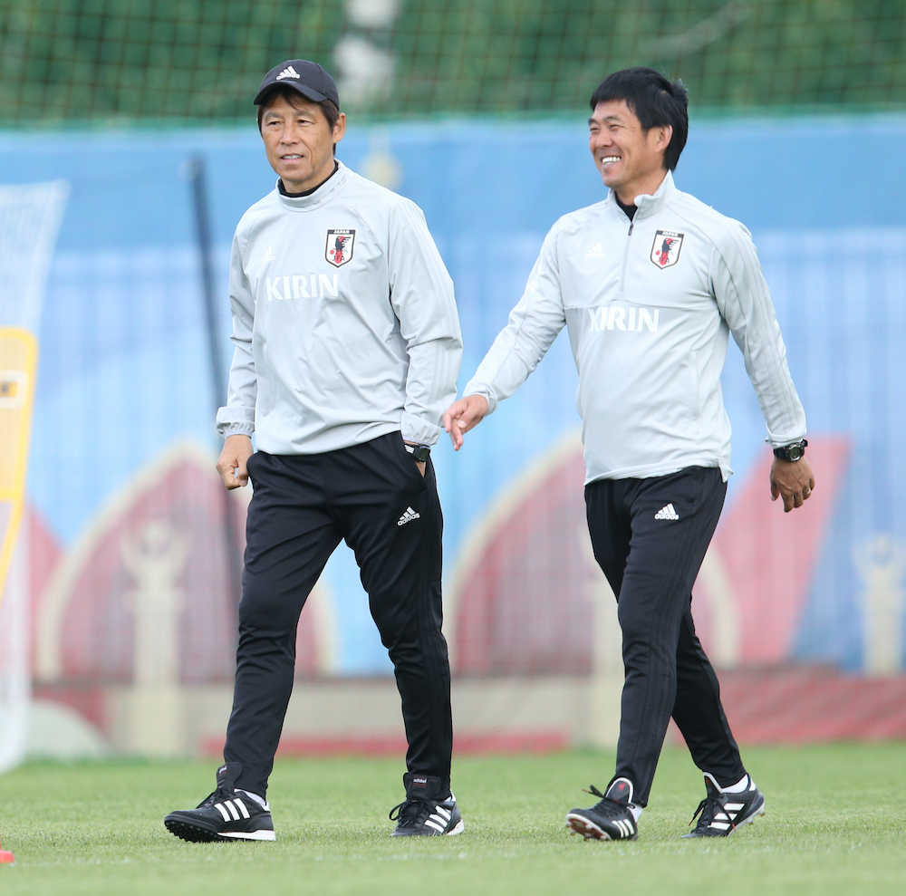 日本代表練習で笑顔を見せる西野監督（左）と森保コーチ（撮影・西尾　大助）