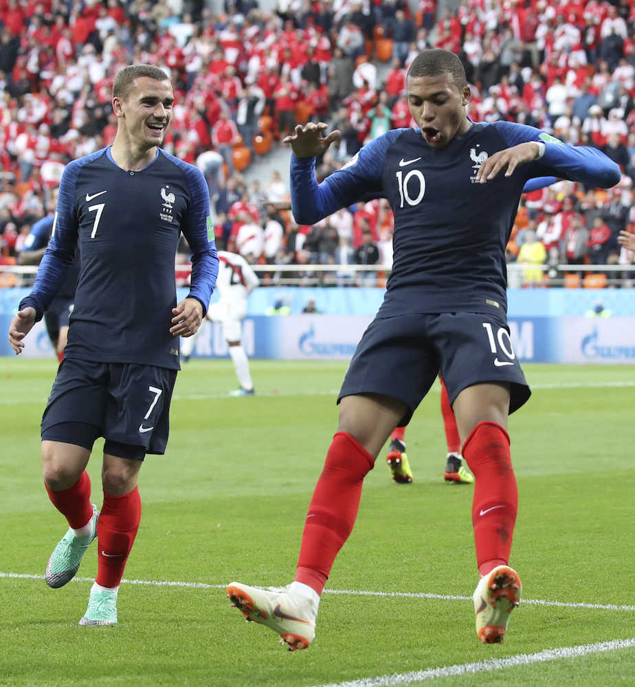 ペルー戦で先制ゴールを決め喜ぶフランス代表ＦＷエムバペ（左はグリーズマン）（ＡＰ）