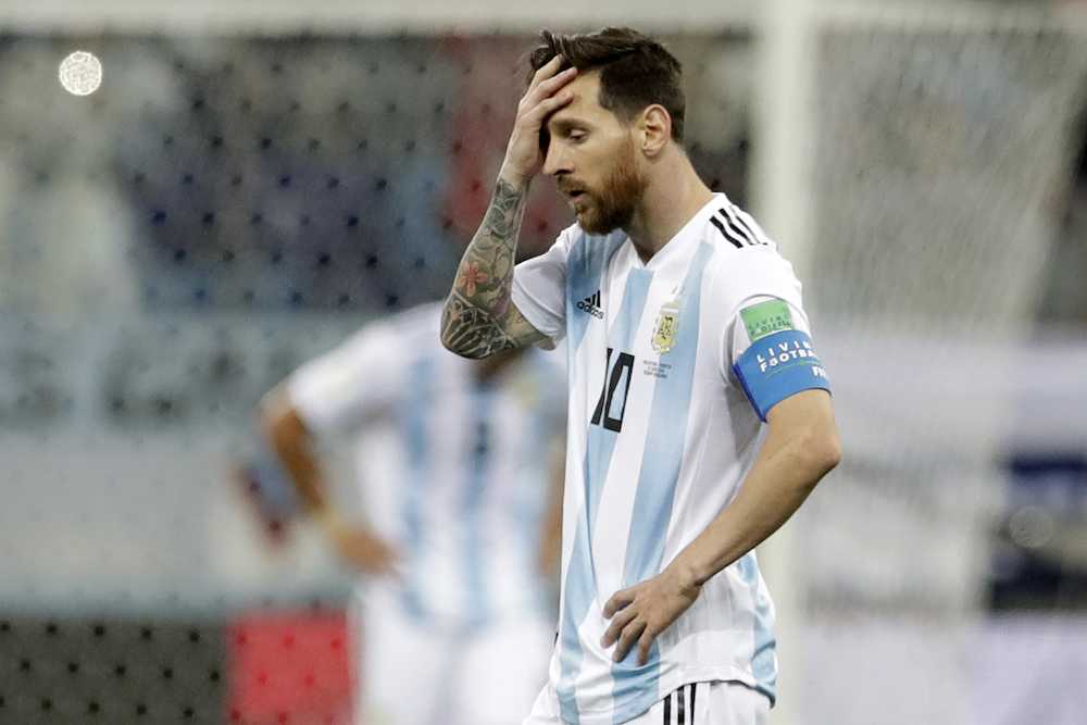 頭を抱えるアルゼンチン代表のＦＷリオネル・メッシ