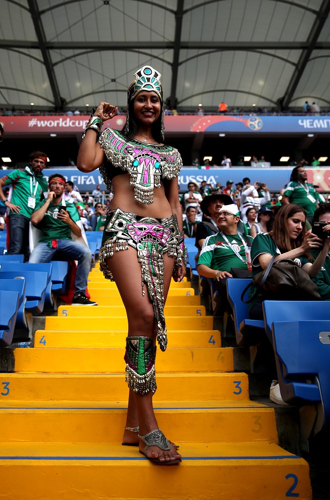 エキゾチックな衣装で試合を楽しむメキシコのサポーター。周囲も釘付け（ゲッティ）