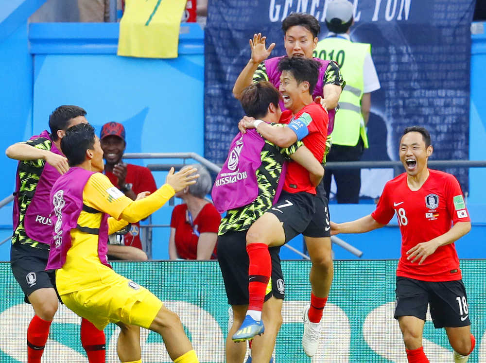 韓国―ドイツ　後半、２点目のゴールを決め、チームメートに抱きつき喜ぶ韓国の孫興民（中央右