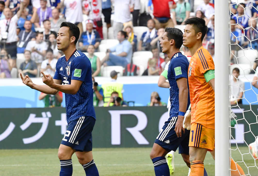＜日本・ポーランド＞後半、先制ゴールを許し、さえない表情の（左から）吉田、槙野、ＧＫ川島