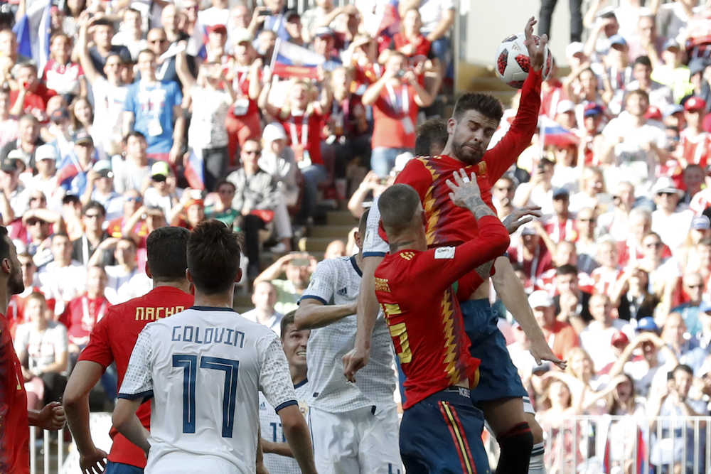 スペイン ロシア スペイン代表ピケ 右端 がペナルティエリア内でハンドを取られｐｋを与えてしまう ａｐ スポニチ Sponichi Annex サッカー