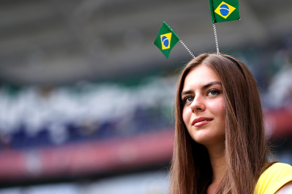 ２本の国旗を立てて応援するブラジルサポーター。快勝に余裕の笑み？（ゲッティ）