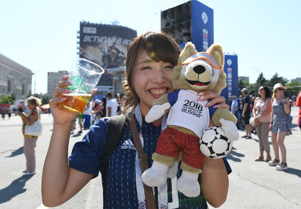 試合前、ビールを掲げ「ベルギー飲んじゃえ」と意気込む日本サポーター（ゲッティ）