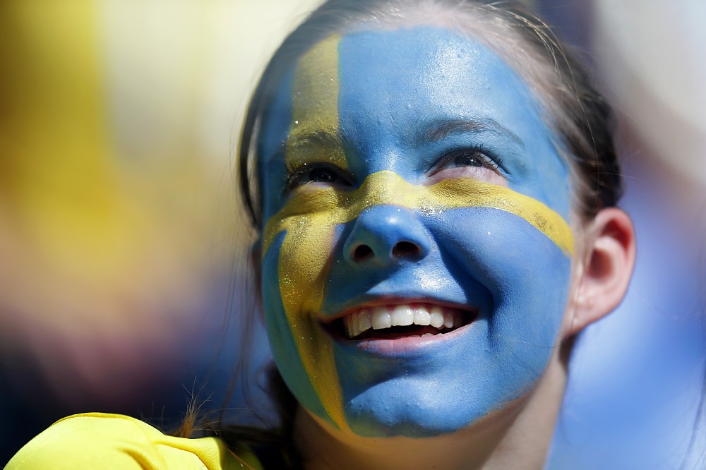 国旗を顔一面にペインティングして応援するスウェーデンサポーター（ゲッティ）