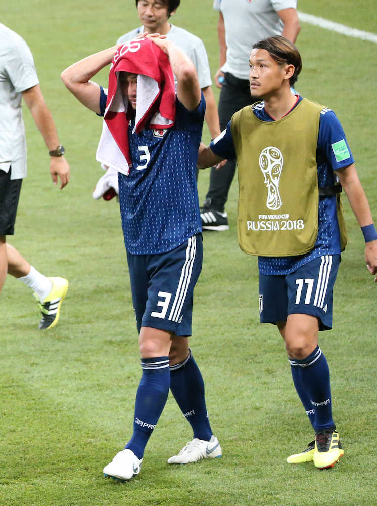 ＜日本・ベルギー＞試合後、号泣する昌子（左）の肩を抱く宇佐美（撮影・小海途　良幹）