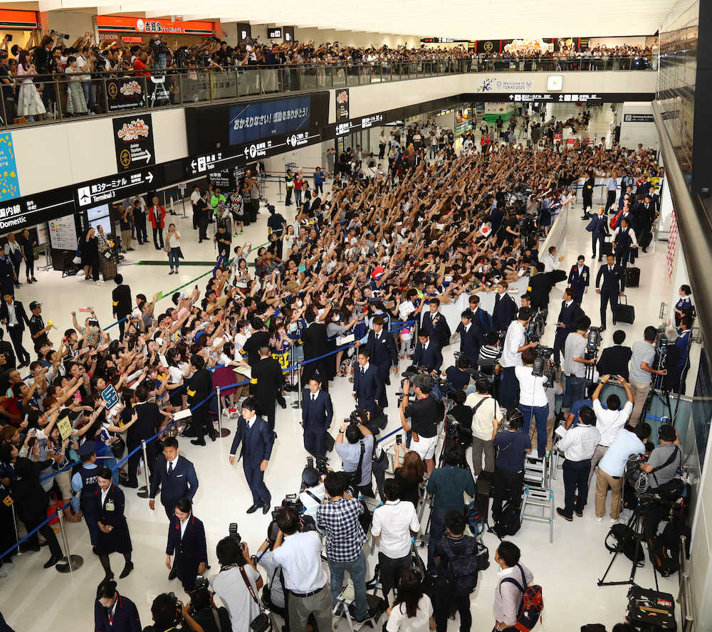 大勢のファンが待ち受ける中、成田空港に到着した日本代表イレブン（撮影・三島　英忠）