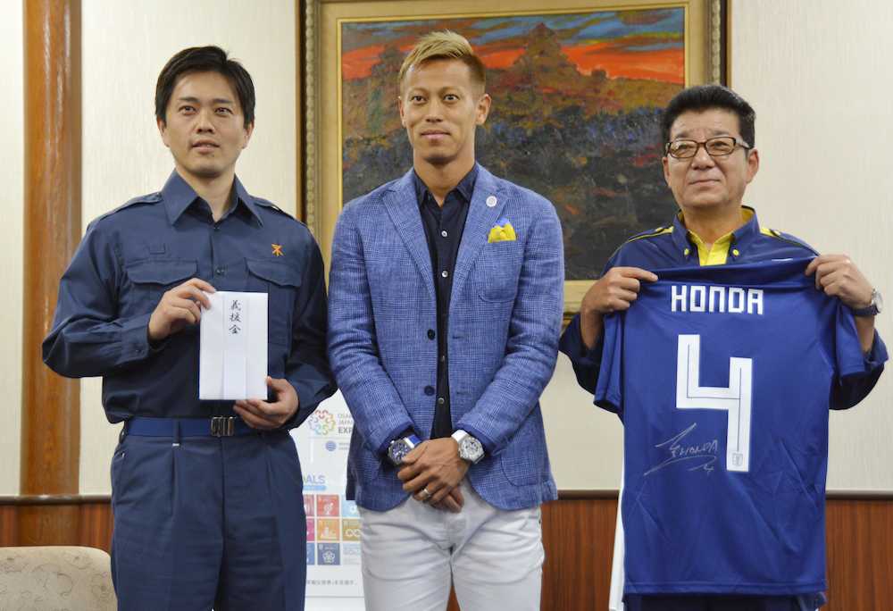 松井一郎大阪府知事（右）と吉村洋文大阪市長（左）を表敬訪問した日本代表ＭＦ本田