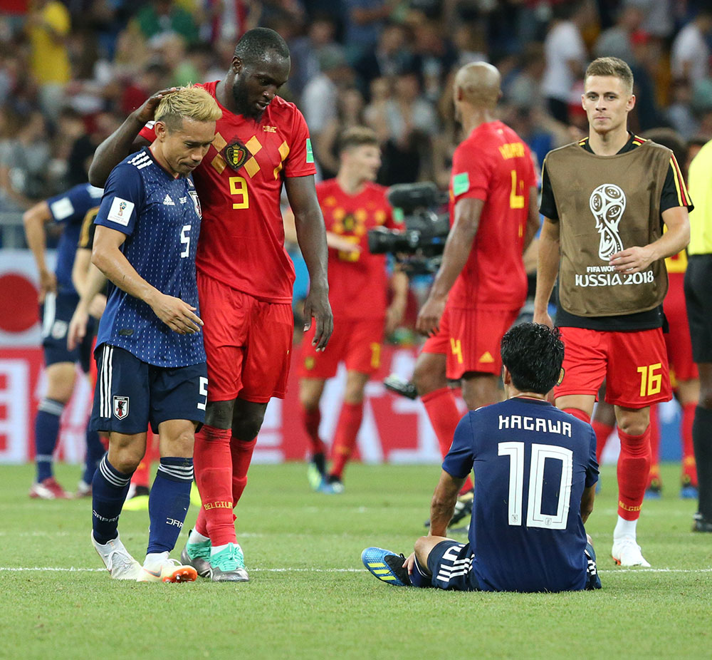 ベルギーとの試合終了後、ルカク（左から２人目）と健闘を称え合う長友（左）
