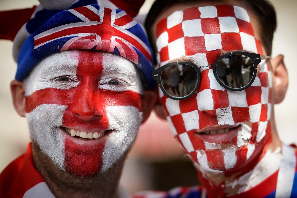 試合前、イングランドとクロアチアのサポーターは互いに健闘を誓う（ゲッティ）