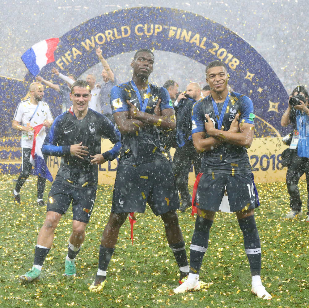 ＜フランス・クロアチア＞Ｗ杯を制し大喜びの（左から）グリーズマン、ポグバ、エムバペ（撮影・西尾大助）