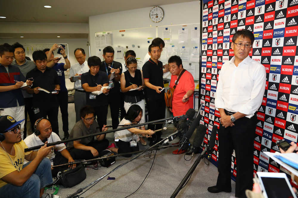 次期日本代表監督人事について一任されたことを報告する日本サッカー協会の関塚隆技術委員長（右端）（撮影・会津智海）