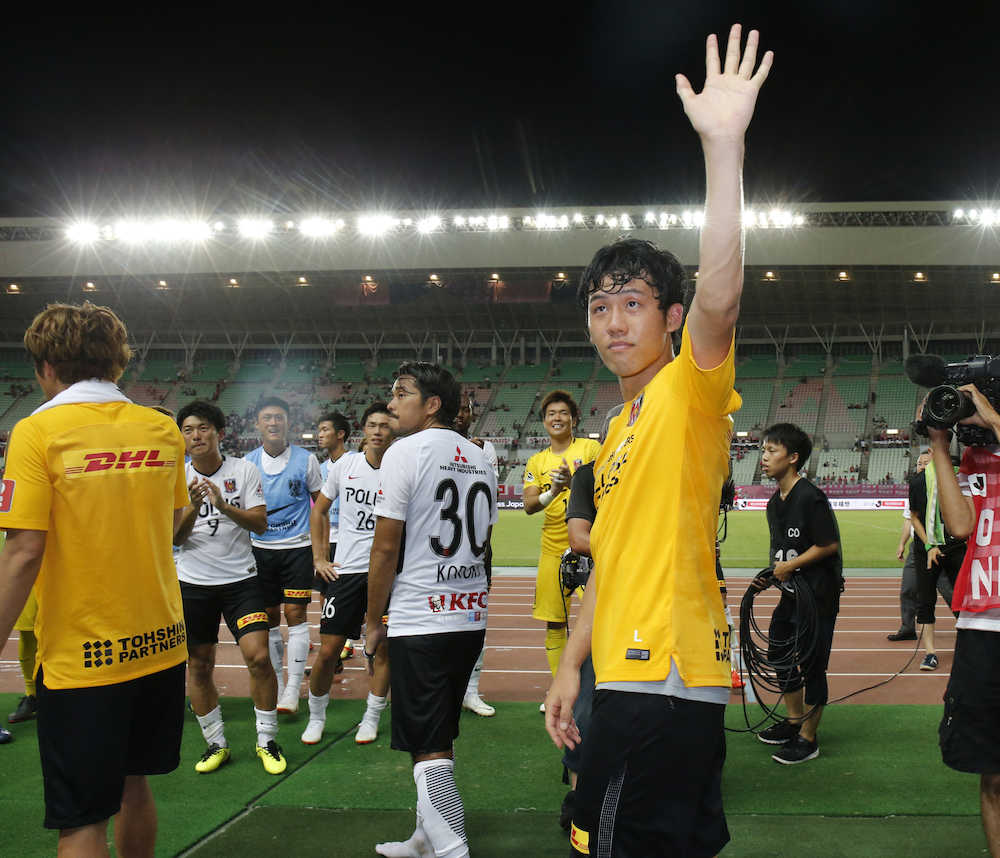 ＜Ｃ大阪・浦和＞試合後、サポーターに手を振る浦和・遠藤（右）（撮影・神原有沙）