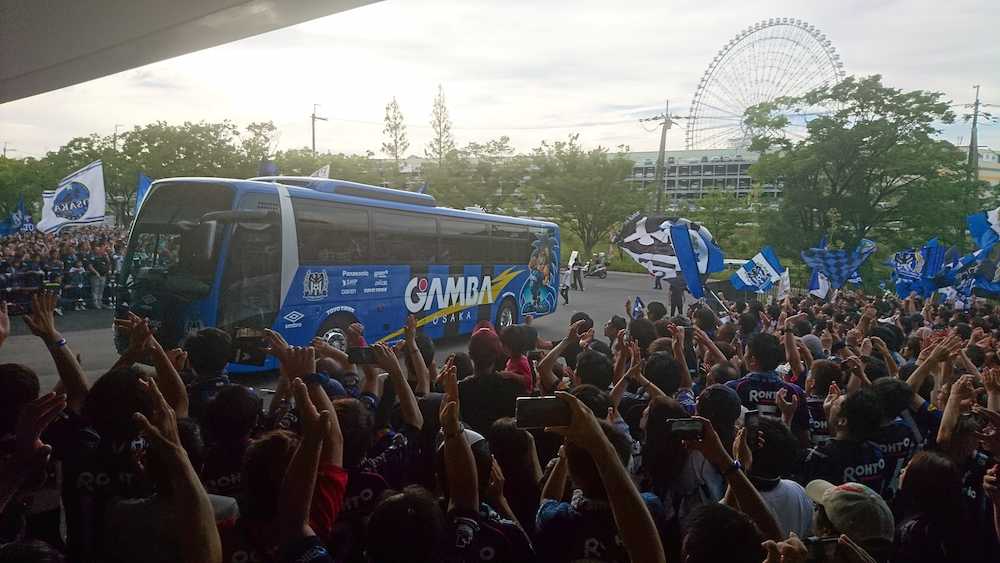 約１５００人のサポーターが宮本恒靖新監督らを乗せた選手バスを出迎え