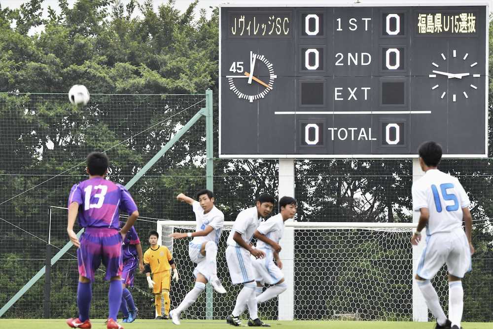 福島県のサッカー施設「Ｊヴィレッジ」が約７年４カ月ぶりに営業を再開し、東日本大震災の発生時刻に合わせてキックオフした試合でシュートを放つ地元中学生