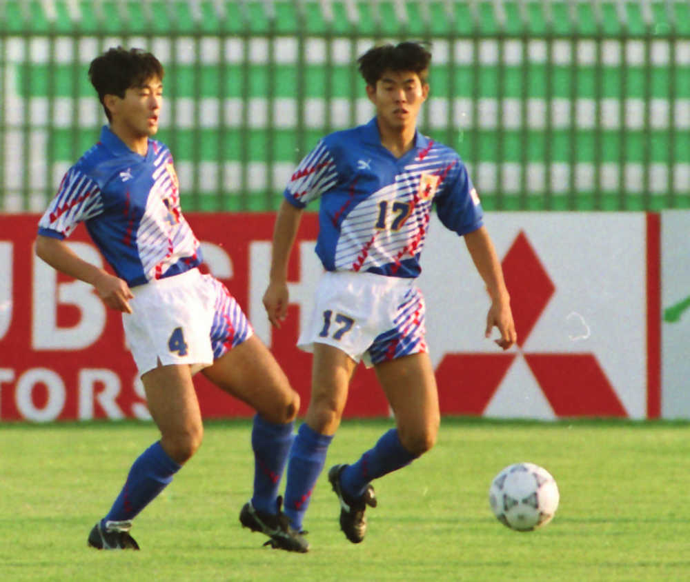 ９３年１０月、Ｗ杯アジア２次予選でプレーする森保（左は堀池）