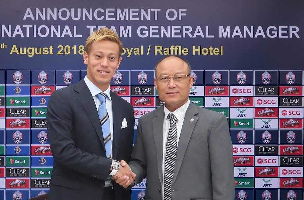 カンボジア・サッカー協会会長（右）と握手する本田（Ｃ）ＨＯＮＤＡ　ＥＳＴＩＬＯ