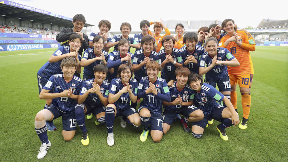 イングランドを下し決勝進出を決め、記念撮影でポーズをとるＵ―２０女子日本代表イレブン