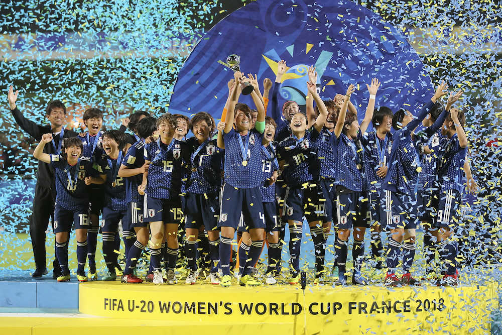 Ｕ―２０女子Ｗ杯で初優勝し、喜ぶ日本イレブン（ＡＰ）