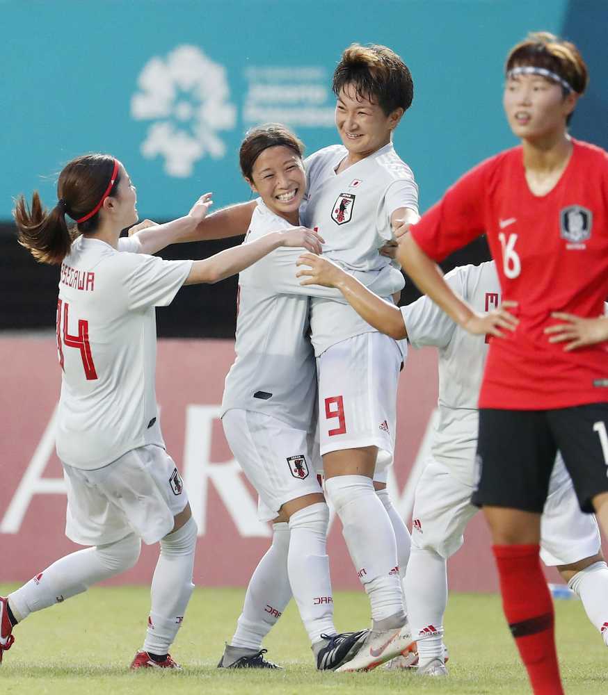 ＜日本―韓国＞後半、韓国のオウンゴールで勝ち越し、喜ぶ菅沢（右から２人目）ら