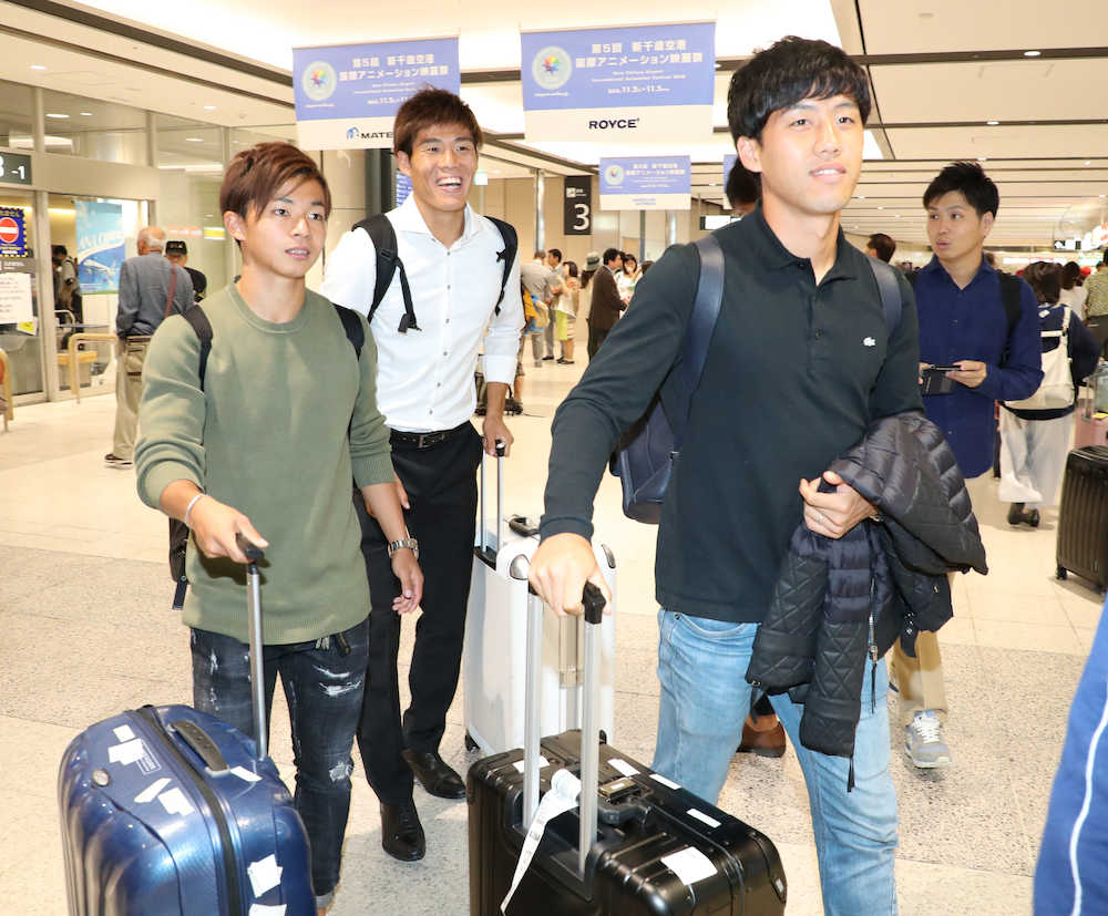 新千歳空港に到着した（左から）伊藤、冨安、遠藤（撮影・西尾　大助）