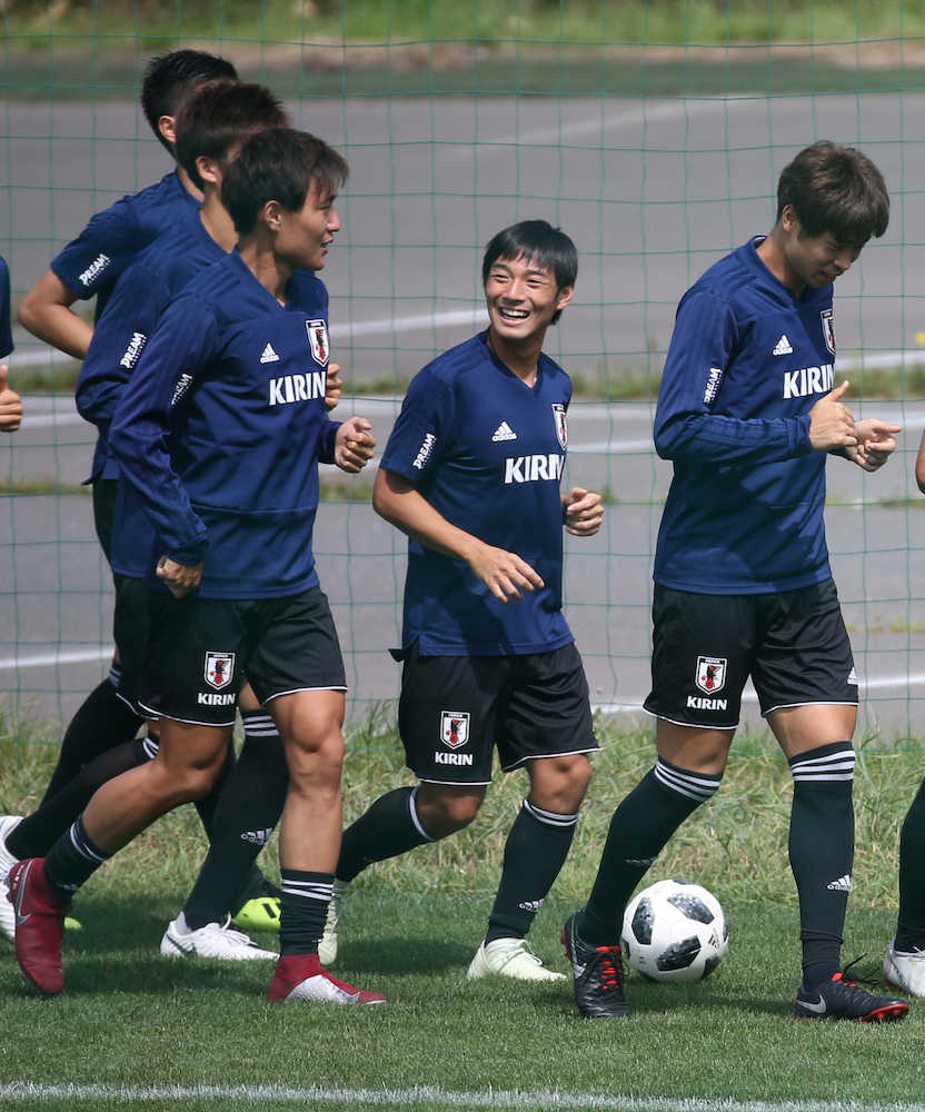 ＜サッカー日本代表練習＞笑顔でランニングする中島（中）（撮影・西海健太郎）