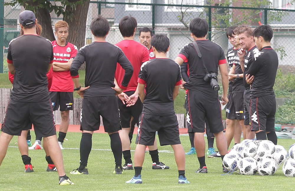 練習後に厳しい表情で選手に語りかける札幌のペトロヴィッチ監督（右から２人目）