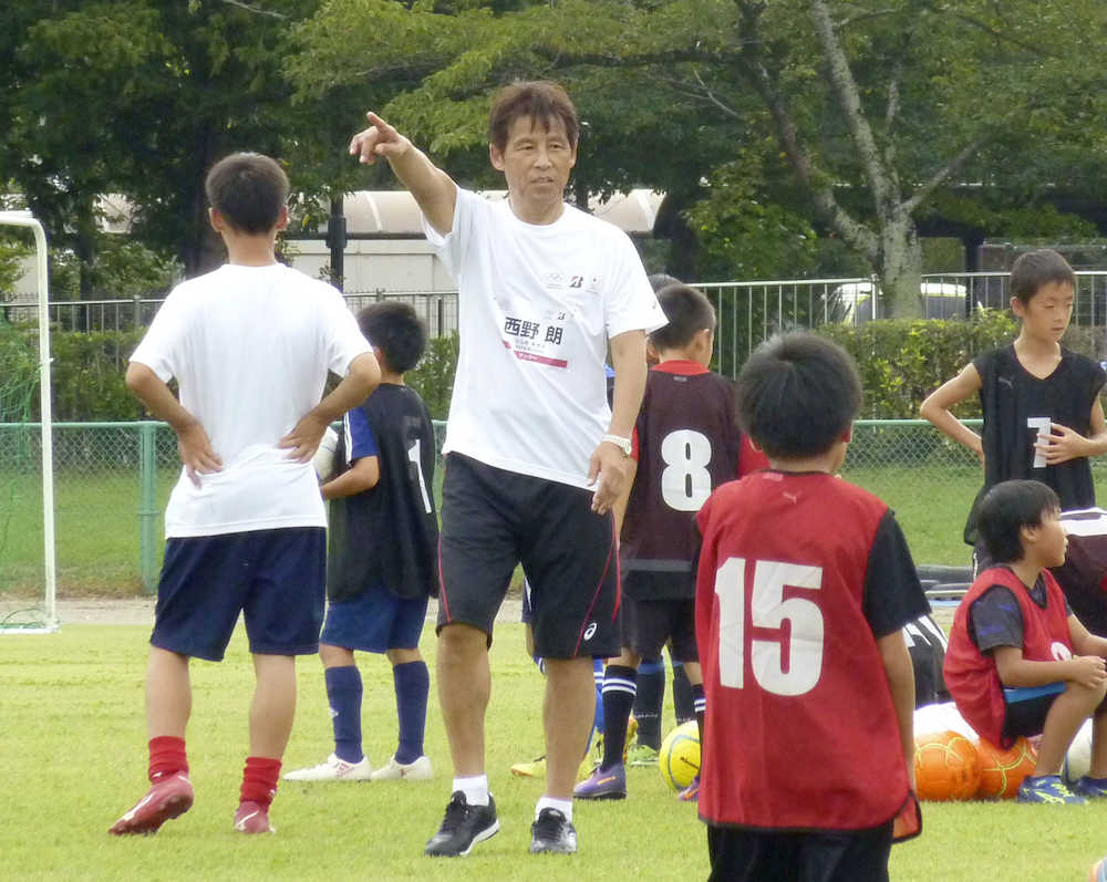 栃木県那須塩原市で行われたイベントで、サッカー指導する日本代表前監督の西野朗氏（中央）
